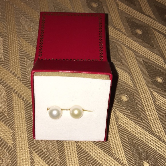 Pearl earring studs 🌼🌻 - Picture 1 of 5